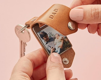 Gepersonaliseerde fotosleutelhanger in lederen tas + initialen | Vaderdag aandenken | Cadeau voor nieuwe vader | Gepersonaliseerde fotosleutelhanger | VK gemaakt