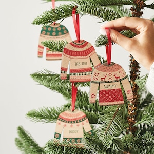 Personalisierte Weihnachtspullover Bauble Set - 4er Set Vintage Style Christmas Jumper Baumschmuck - Personalisierte Familienname Set für Weihnachten