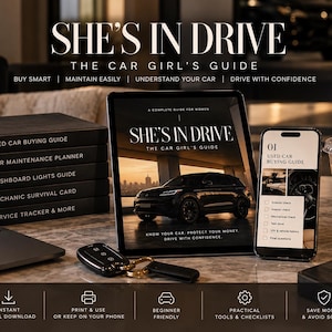 Könnte beinhalten: Ein digitaler Ratgeber mit dem Titel SHE'S IN DRIVE THE CAR GIRL'S GUIDE auf einem Tablet und Smartphone, begleitet von einem Stapel Bücher zu Autothemen, einem Autoschlüssel und einem Laptop, mit einem schwarzen SUV auf dem Cover.