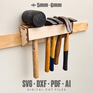 Könnte beinhalten: Ein helles, an der Wand montiertes Werkzeugregal aus Holz mit fünf verschiedenen Hämmern, darunter ein schwarzer Gummihammer. Der Text 5mm 6mm und SVG DXF PDF AI DIGITAL CUT FILES ist sichtbar. Das Regal hat eine Fingerzinkenverbindung.
