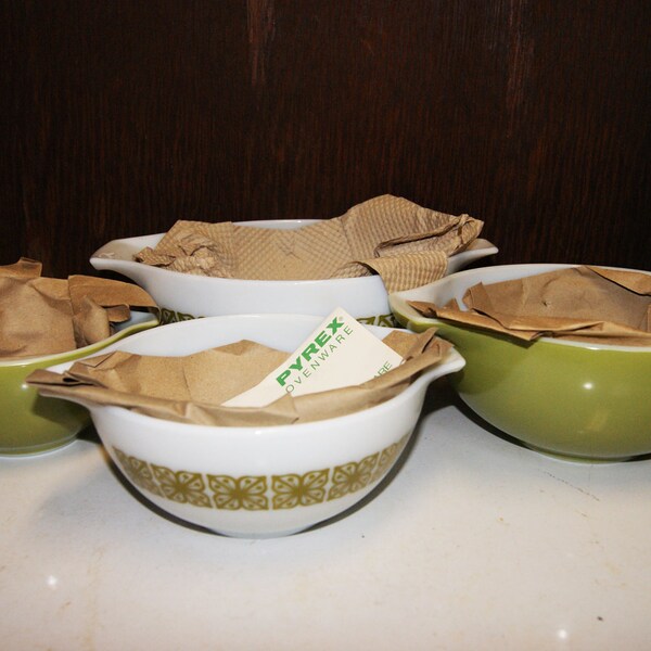 SALE: Pyrex Ovenware Nesting Mixing Bowls, New Set of 4