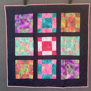 Handgefertigter Batik-Wandbehang, moderne Patchwork-Kunst, Schwarz und Rosa (37,5 Zoll Quadrat)