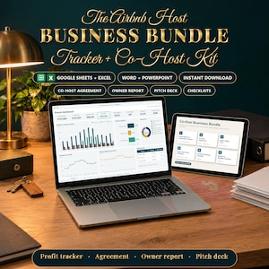Könnte beinhalten: Ein digitales Business-Paket für Airbnb-Gastgeber mit Laptop und Tablet, die Finanz-Dashboards und Vorlagen anzeigen. Der Text umfasst The Airbnb Host BUSINESS BUNDLE Tracker + Co-Host Kit, Google Sheets, Excel, Word, Powerpoint und HostLedger Studio.