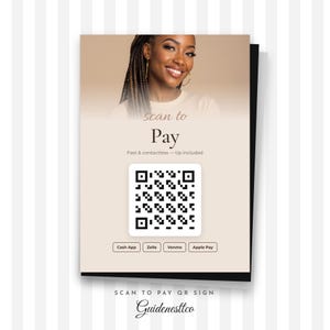 Può includere: Un cartello di pagamento rettangolare con una persona sorridente in alto, il testo scan to Pay, Fast & contactless—tip included, un codice QR centrale e quattro pulsanti rettangolari etichettati Cash App, Zelle, Venmo e Apple Pay su sfondo beige.