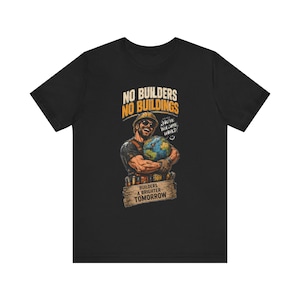 Pode incluir: Uma t-shirt preta com o gráfico de um trabalhador da construção civil sorridente com capacete e óculos de sol, segurando um globo. O texto diz NO BUILDERS NO BUILDINGS, YOU'RE WELCOME WORLD e BUILDERS A BRIGHTER TOMORROW numa placa de madeira.