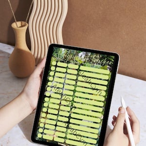 Puede incluir: Una tableta digital que muestra una plantilla de seguimiento de tareas con un fondo floral. La pantalla presenta columnas para clase, fecha de entrega y nombre de la tarea con campos de entrada verde claro y una marca de agua.