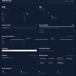 Op de afbeelding: Een digitaal dashboard met een donker thema genaamd Personal Firearms Documentation met voorraadstatistieken, recordstatus, actiecentrummeldingen en sneltoetsen voor het beheren van vuurwapenregistraties en onderhoudslogboeken.