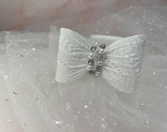 Cerchietto per bambini in raso bianco: fiocco in pizzo, perle e strass