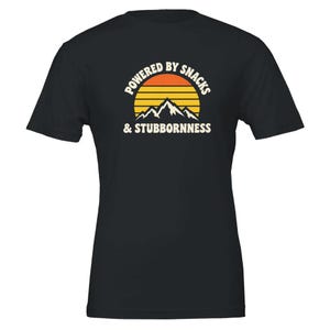 おやつと頑固さで動くTシャツ、面白いトレイルランニングTシャツ、トレイルランナーへのギフト、ウルトラランナーTシャツ、ハイキングシャツ Black
