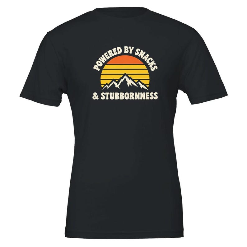 おやつと頑固さで動くTシャツ、面白いトレイルランニングTシャツ、トレイルランナーへのギフト、ウルトラランナーTシャツ、ハイキングシャツ Black