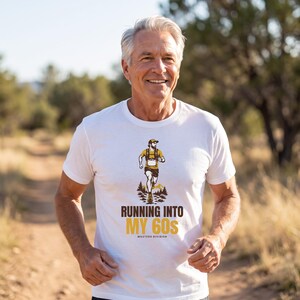 Camiseta técnica para correr "Running Into My 60s", camiseta de trail running que absorbe la humedad, regalo de cumpleaños para corredores, camiseta para corredores máster.