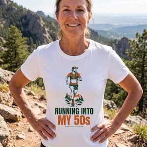 Camiseta técnica para correr "Running Into My 50s", camiseta de trail running que absorbe la humedad, regalo de cumpleaños para corredores, camiseta para corredores máster.