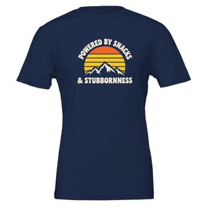 おやつと頑固さで動くTシャツ、面白いトレイルランニングTシャツ、トレイルランナーへのギフト、ウルトラランナーTシャツ、ハイキングシャツ Navy