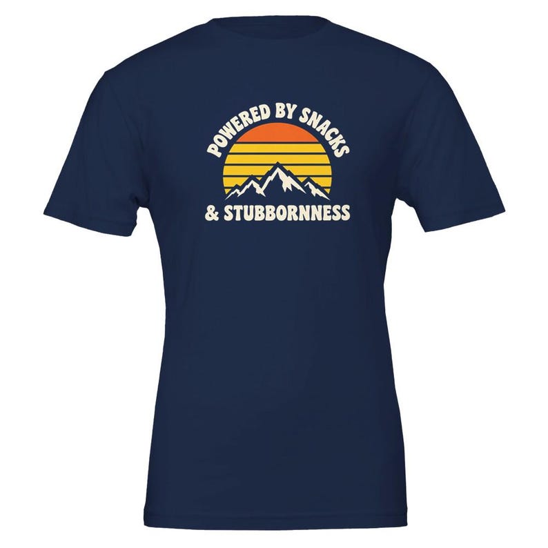 おやつと頑固さで動くTシャツ、面白いトレイルランニングTシャツ、トレイルランナーへのギフト、ウルトラランナーTシャツ、ハイキングシャツ Navy