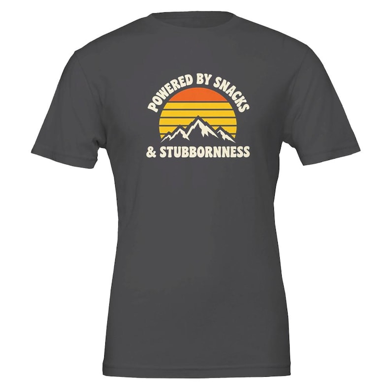 おやつと頑固さで動くTシャツ、面白いトレイルランニングTシャツ、トレイルランナーへのギフト、ウルトラランナーTシャツ、ハイキングシャツ Dark Grey