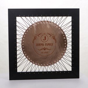 Leren frame met monogram en uw familienaam,