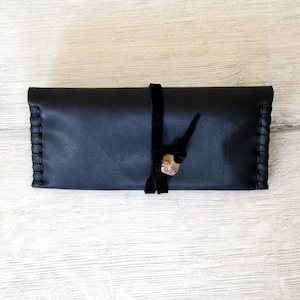 Esclusivo porta tabacco in pelle realizzato a mano disponibile in tre colori.