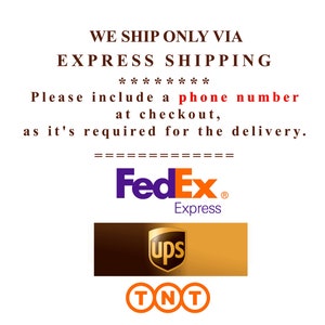 Puede incluir: Un fondo blanco con el texto "WE SHIP ONLY VIA EXPRESS SHIPPING" en marr&oacute;n. El texto "Please include a phone number at checkout, as it's required for the delivery." est&aacute; en rojo. Los logotipos de FedEx Express, UPS y TNT se muestran debajo del texto.