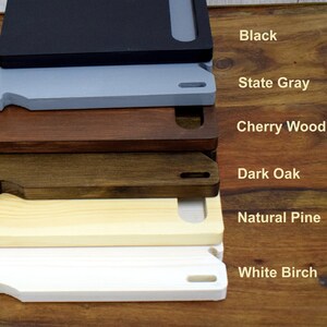 Puede incluir: Seis muestras diferentes de madera y pintura apiladas una encima de la otra. Las muestras est&aacute;n etiquetadas de arriba a abajo: Negro, Gris Estado, Madera de Cerezo, Roble Oscuro, Pino Natural y Abedul Blanco.