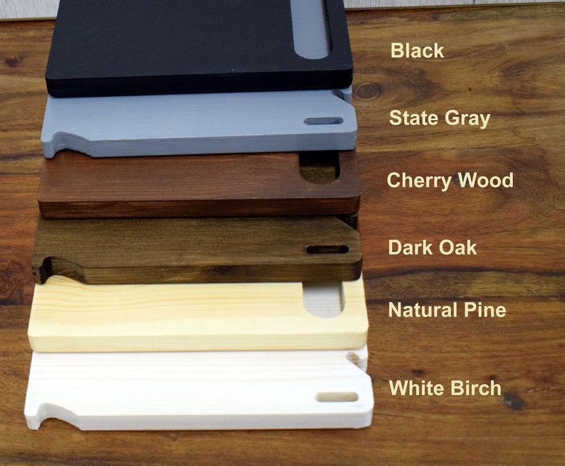 Puede incluir: Seis muestras diferentes de madera y pintura apiladas una encima de la otra. Las muestras est&aacute;n etiquetadas de arriba a abajo: Negro, Gris Estado, Madera de Cerezo, Roble Oscuro, Pino Natural y Abedul Blanco.