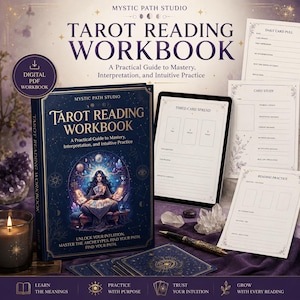 Könnte beinhalten: Ein dunkelblaues Tarot-Lese-Arbeitsbuch mit goldener Schrift und einer zentralen Illustration einer Figur, die Karten hält. Enthält ein digitales Tablet, gedruckte Übungsblätter, einen Stift und ein Kartendeck.