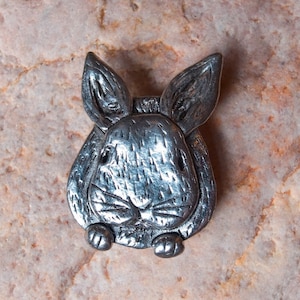 Broche lapin en étain