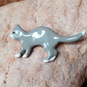 Emaille Katzen Pin grau-weiß