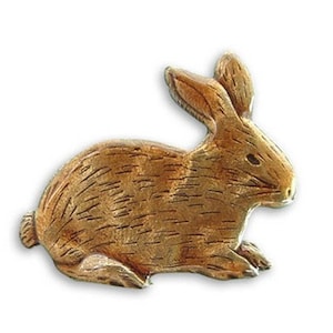 Broche de coelho pintado à mão em esmalte