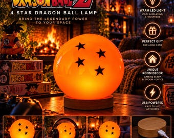 Puede incluir: Una lámpara esférica de color naranja con cuatro iconos de estrellas negras, sobre una base circular de madera. La lámpara emite una luz cálida e incluye un cable de alimentación USB. El diseño se inspira en Dragon Ball Z, con texto visible.