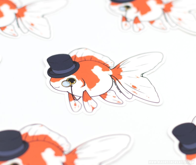 Puede incluir: Una pegatina de un pez dorado de dibujos animados con un sombrero de copa y un mon&oacute;culo. El pez dorado es naranja y blanco con un sombrero de copa negro y un mon&oacute;culo dorado.