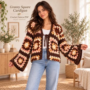 Puede incluir: Un cárdigan de ganchillo con patrón de cuadrados granny en tonos marrón, rosa y crema. La prenda tiene mangas largas y anchas y un cierre de lazo frontal. El texto en la imagen dice: Granny Square Cardigan, Crochet Pattern PDF.