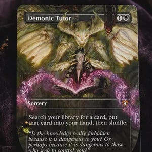 Könnte beinhalten: Eine rechteckige Sammelkarte mit dem Titel Demonic Tutor, die eine Dark-Fantasy-Illustration einer geflügelten Figur zeigt, die ein offenes Buch mit leuchtender violetter magischer Energie hält. Der Kartentext enthält Sorcery, Anweisungen und ein Zitat.