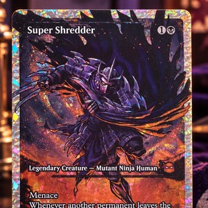 Könnte beinhalten: Eine holografische Sammelkarte mit dem Titel Super Shredder, die einen dunklen, gepanzerten Charakter mit Klingen zeigt. Der Kartentext enthält Legendary Creature - Mutant Ninja Human, Menace und Spielregeln. Sie hat eine Stärke von 1/1.