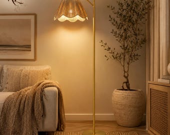 Lampada da terra dorata con paralume in rattan, lampada da terra in stile boho per il soggiorno.