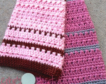 Puede incluir: Dos paños de cocina de ganchillo, uno con rayas rosas y marrones y el otro con rayas rosas y grises. Los paños de cocina están hechos con un punto texturizado y tienen una etiqueta que dice "Cobo's Closet PDF Crochet Pattern".