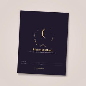 Puede incluir: Un planificador rectangular de color morado oscuro con ilustraciones lineales doradas de una luna creciente, estrellas y flores. El texto dice Bloom & Bleed, a monthly companion for period, fertile window & mood, con líneas para datos.