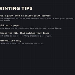 Pu&ograve; includere: Un grafico informativo grigio scuro intitolato PRINTING TIPS con quattro punti elenco. Il testo consiglia di utilizzare una tipografia, scegliere carta opaca, selezionare il rapporto di file corretto per le cornici e indica l'uso personale.
