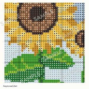 Puede incluir: Un patr&oacute;n de punto de cruz con un dise&ntilde;o de girasol que presenta una cuadr&iacute;cula de s&iacute;mbolos y letras. La imagen muestra una cabeza de flor central de color marr&oacute;n oscuro rodeada de p&eacute;talos amarillos, hojas verdes y un fondo azul claro, todo con una marca de agua.