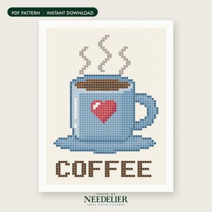 Puede incluir: Un patrón de punto de cruz que muestra una taza de café azul claro con un corazón rojo, café marrón y vapor gris. La palabra COFFEE está bordada en marrón debajo de la taza. El diseño está sobre un fondo de cuadrícula crema con borde blanco.