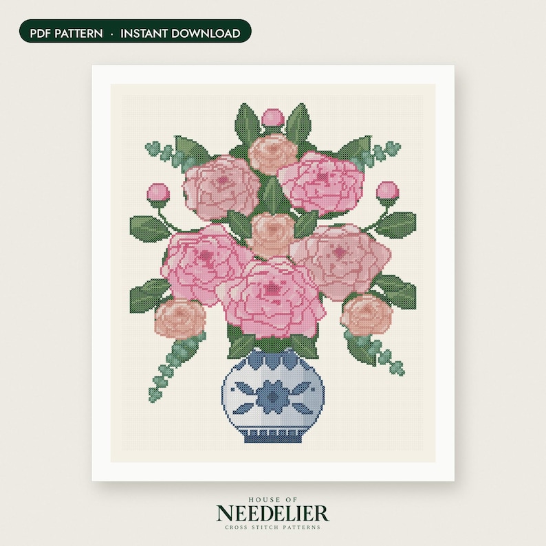Puede incluir: Un patr&oacute;n de punto de cruz que muestra un ramo de rosas rosas y color melocot&oacute;n con hojas verdes en un jarr&oacute;n con motivos azules y blancos. El dise&ntilde;o incluye el texto PDF PATTERN - INSTANT DOWNLOAD arriba y HOUSE OF NEEDELIER abajo.