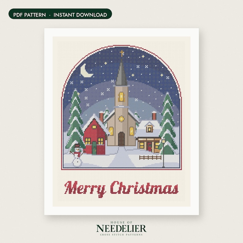Op de afbeelding: Een kruissteekpatroon met een winters dorpsgezicht in een boogvormig kader. Het ontwerp bevat een kerk, huizen, dennenbomen, een sneeuwpop en een nachtelijke hemel met een maansikkel. De tekst Merry Christmas staat in het rood onderaan afgebeeld.
