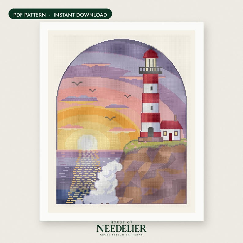 Puede incluir: Un patr&oacute;n de punto de cruz que muestra un faro rojo y blanco en un acantilado con vistas a una puesta de sol sobre el oc&eacute;ano. La escena incluye una peque&ntilde;a casa, p&aacute;jaros en el cielo y el reflejo del sol en el agua, dentro de un marco arqueado.
