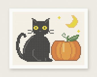 Puede incluir: Un patrón de punto de cruz que muestra un gato negro con ojos amarillos sentado junto a una calabaza naranja. Sobre la calabaza hay una luna creciente amarilla y dos estrellas pequeñas. El texto "PDF PATTERN - INSTANT DOWNLOAD" y "HOUSE OF NEEDELIER" aparecen.