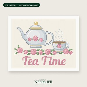 Puede incluir: Un patr&oacute;n de punto de cruz con una tetera y una taza blancas decoradas con rosas rosas y hojas verdes. El dise&ntilde;o incluye vapor saliendo de la taza, una guirnalda de rosas rosas y el texto Tea Time en rosa. Patr&oacute;n PDF de descarga inmediata.