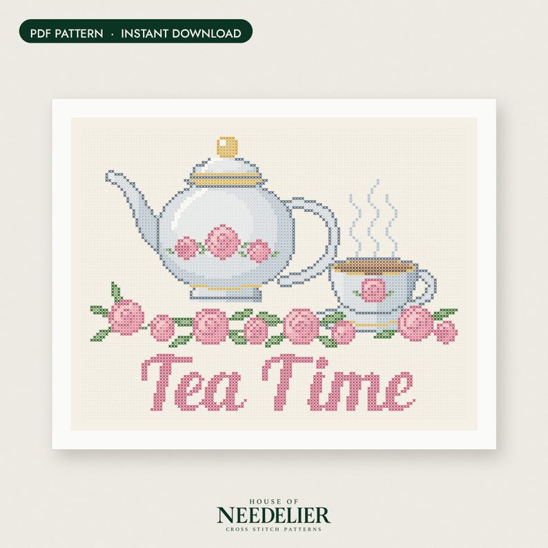 Puede incluir: Un patr&oacute;n de punto de cruz con una tetera y una taza blancas decoradas con rosas rosas y hojas verdes. El dise&ntilde;o incluye vapor saliendo de la taza, una guirnalda de rosas rosas y el texto Tea Time en rosa. Patr&oacute;n PDF de descarga inmediata.