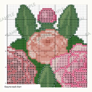 Puede incluir: Un patr&oacute;n de punto de cruz con un dise&ntilde;o floral de rosas rosas y color melocot&oacute;n, hojas verdes y un peque&ntilde;o capullo rosa en la parte superior. La cuadr&iacute;cula est&aacute; marcada con varios s&iacute;mbolos, letras y n&uacute;meros para indicar los colores.
