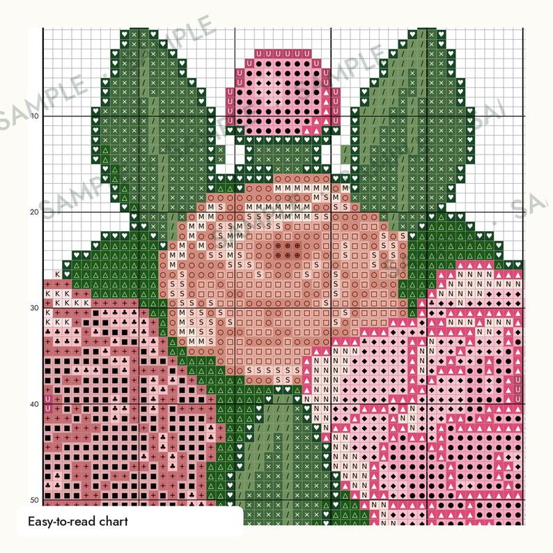 Puede incluir: Un patr&oacute;n de punto de cruz con un dise&ntilde;o floral de rosas rosas y color melocot&oacute;n, hojas verdes y un peque&ntilde;o capullo rosa en la parte superior. La cuadr&iacute;cula est&aacute; marcada con varios s&iacute;mbolos, letras y n&uacute;meros para indicar los colores.
