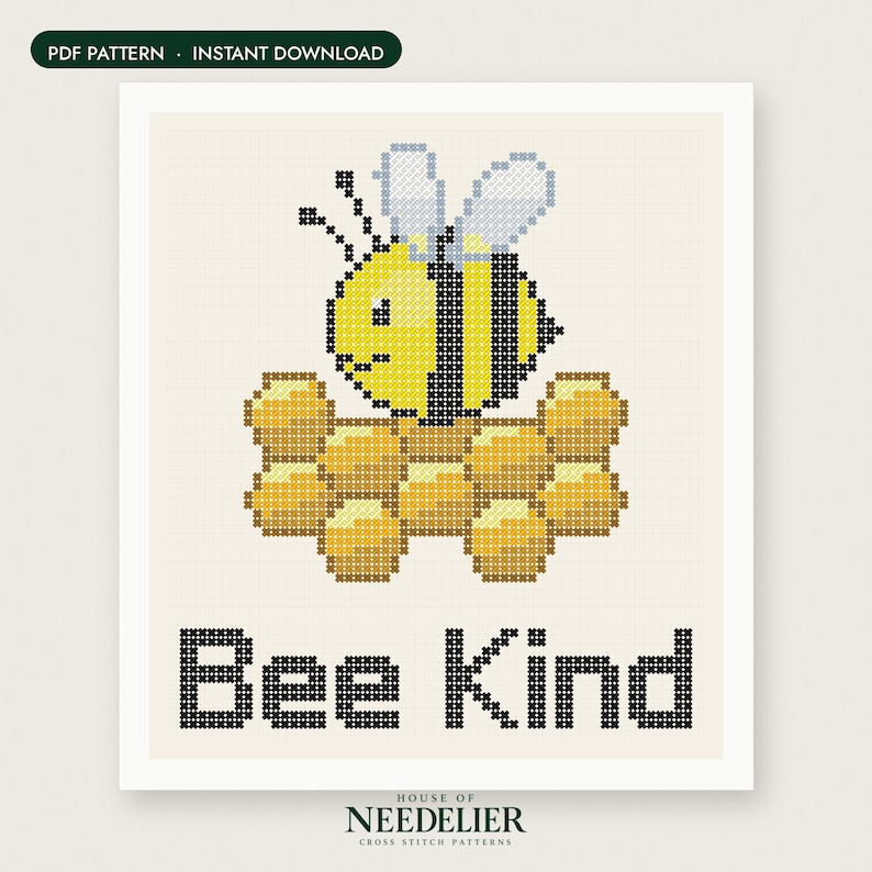 Pu&ograve; includere: Uno schema a punto croce con un'ape gialla e nera su un favo dorato, con il testo Bee Kind in lettere stampatello nere sotto. Il disegno &egrave; presentato su uno sfondo a griglia color crema chiaro con il testo PDF PATTERN INSTANT DOWNLOAD.