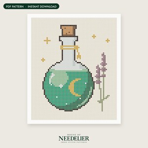 Op de afbeelding: Een kruissteekpatroon met een ronde glazen fles gevuld met groene vloeistof, een bruine kurk, een gele halve maan en een takje paarse lavendel. Het ontwerp bevat kleine gele sterretjes op een lichtbeige achtergrond met een rasterpatroon.