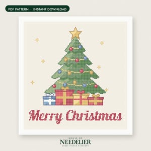 Op de afbeelding: Een kruissteekpatroon met een groene kerstboom met een gele ster, kleurrijke ornamenten en lichtjes. Onder de boom staan vier ingepakte cadeautjes in blauw, rood en geel. De tekst Merry Christmas staat in het rood onder de afbeelding.